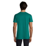 Homme portant un t-shirt vert vu de dos