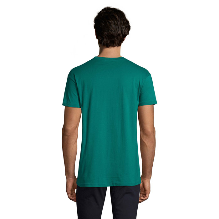 Homme portant un t-shirt vert vu de dos