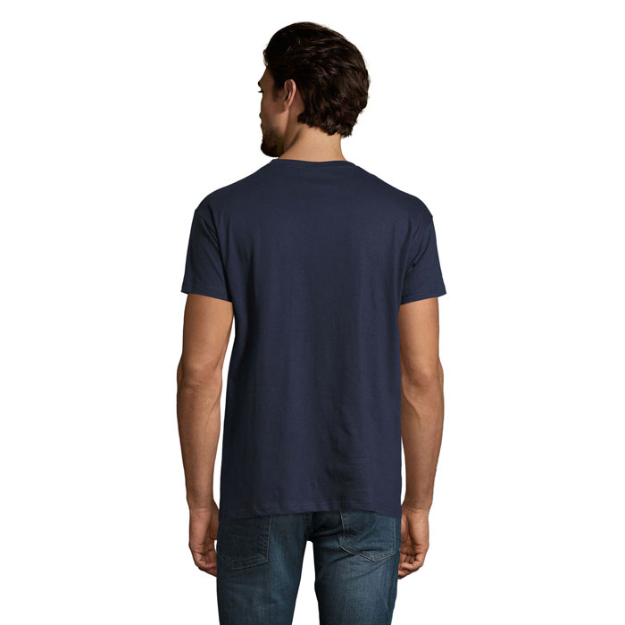Homme portant un t-shirt bleu marine.