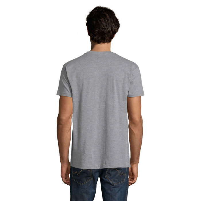 Homme portant un t-shirt gris vu de dos