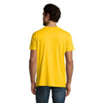 Homme portant un t-shirt jaune vu de dos