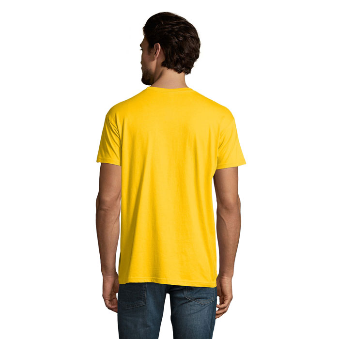 Homme portant un t-shirt jaune vu de dos