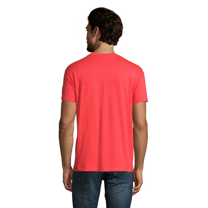 Homme portant un t-shirt rouge vu de dos