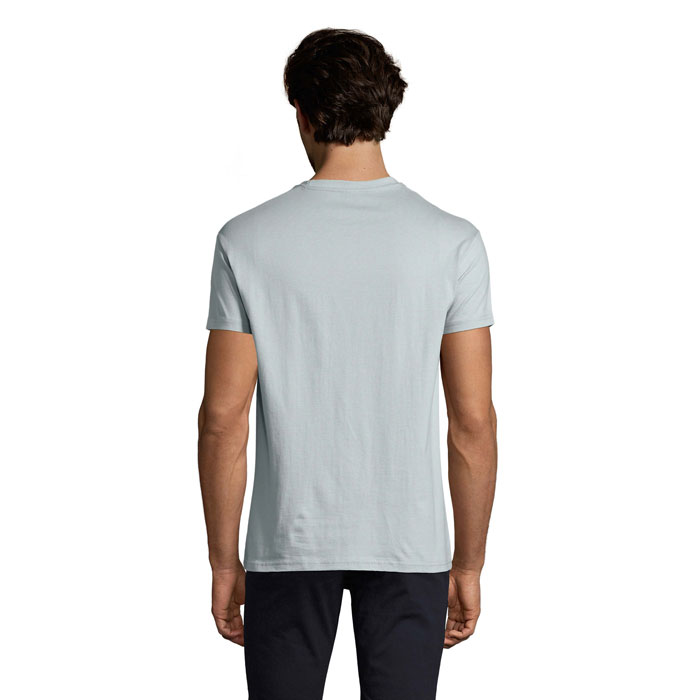 Homme portant un t-shirt clair vu de dos