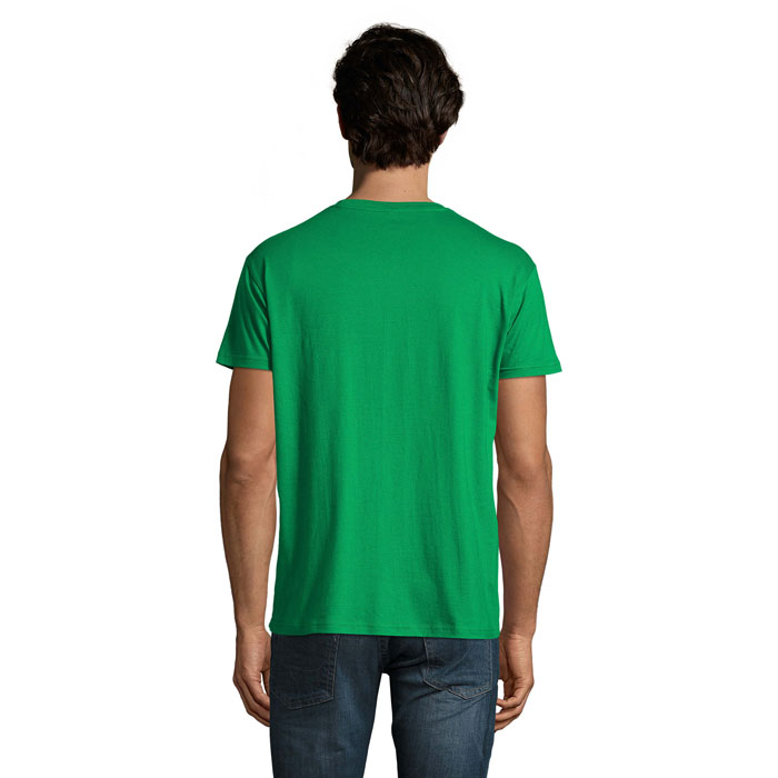 Homme portant un t-shirt vert vu de dos