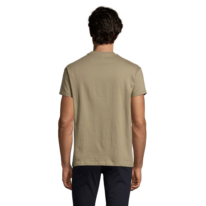 Homme portant un t-shirt beige vu de dos