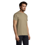 Homme portant un t-shirt beige simple