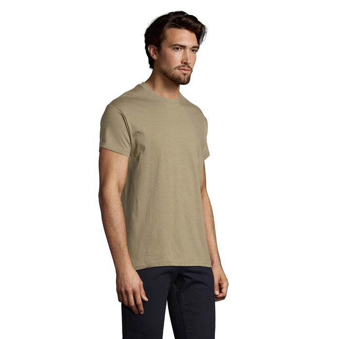 Homme portant un t-shirt beige simple