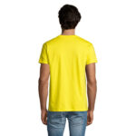 Homme portant un t-shirt jaune vu de dos