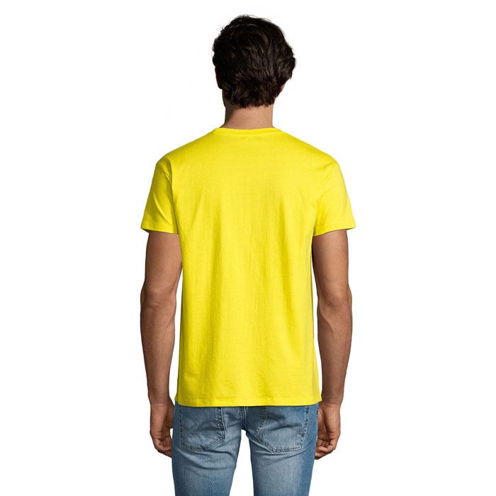 Homme portant un t-shirt jaune vu de dos