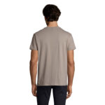 Homme portant un t-shirt beige vu de dos