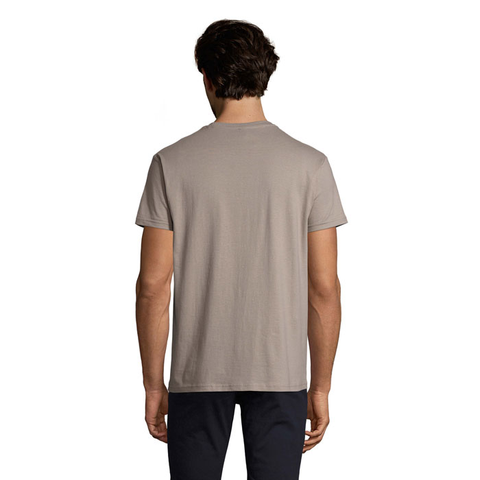 Homme portant un t-shirt beige vu de dos