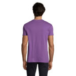 Homme portant un t-shirt violet vu de dos