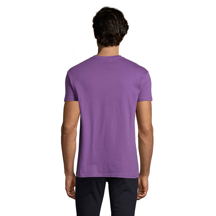 Homme portant un t-shirt violet vu de dos