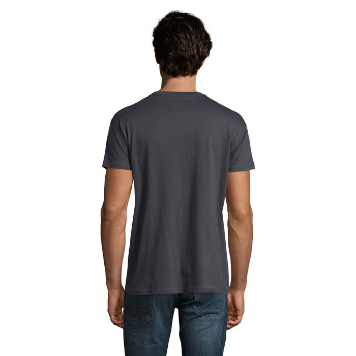 Homme portant un t-shirt gris vu de dos