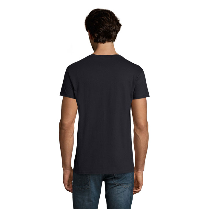 Homme portant un t-shirt noir vu de dos