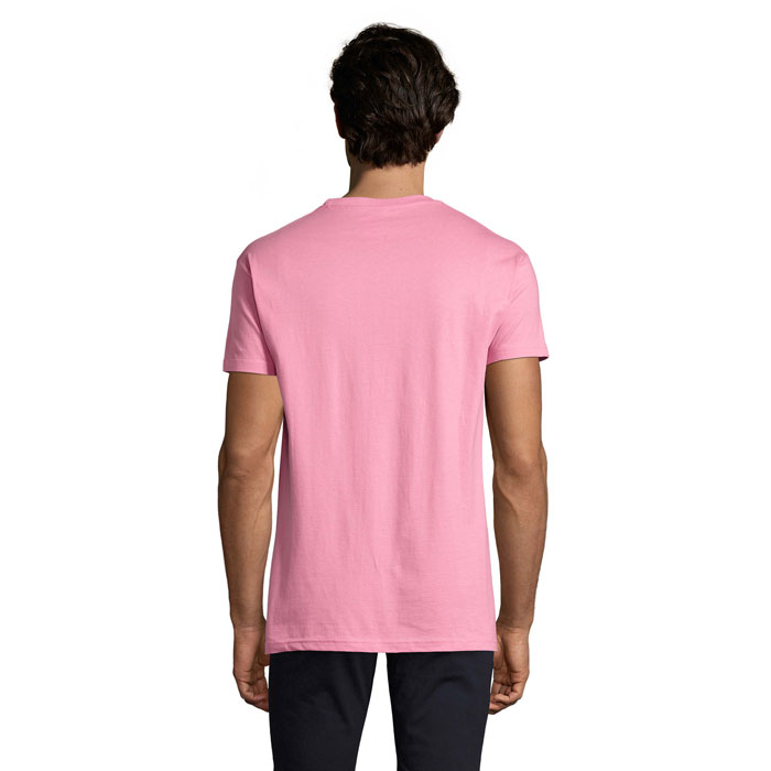 Homme portant un t-shirt rose uni vu de dos