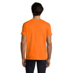 Homme portant un t-shirt orange uni