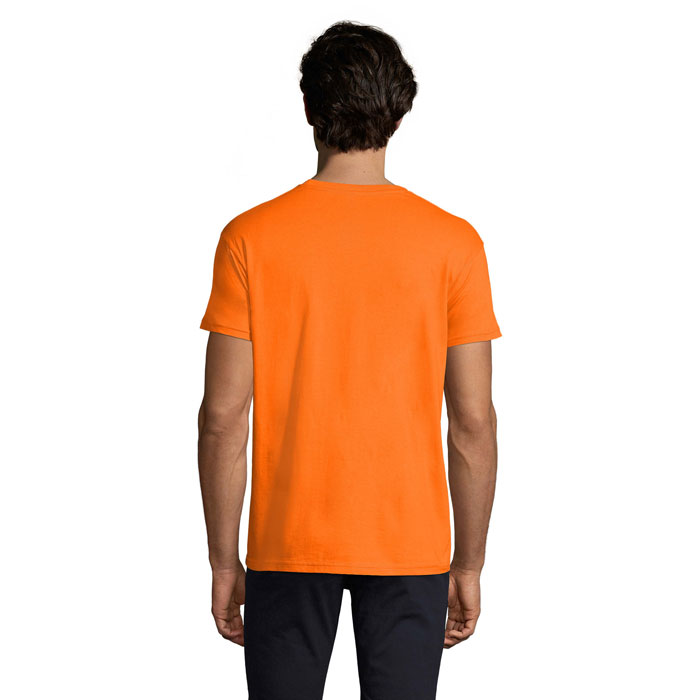 Homme portant un t-shirt orange uni