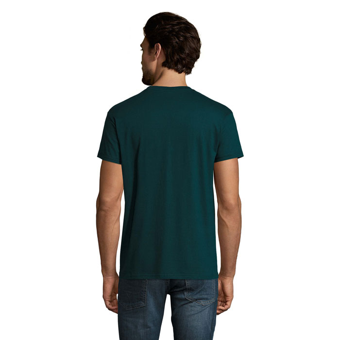 Homme portant un t-shirt vert foncé vu de dos