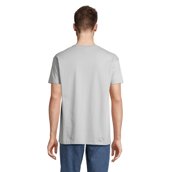 Homme portant un t-shirt gris vu de dos