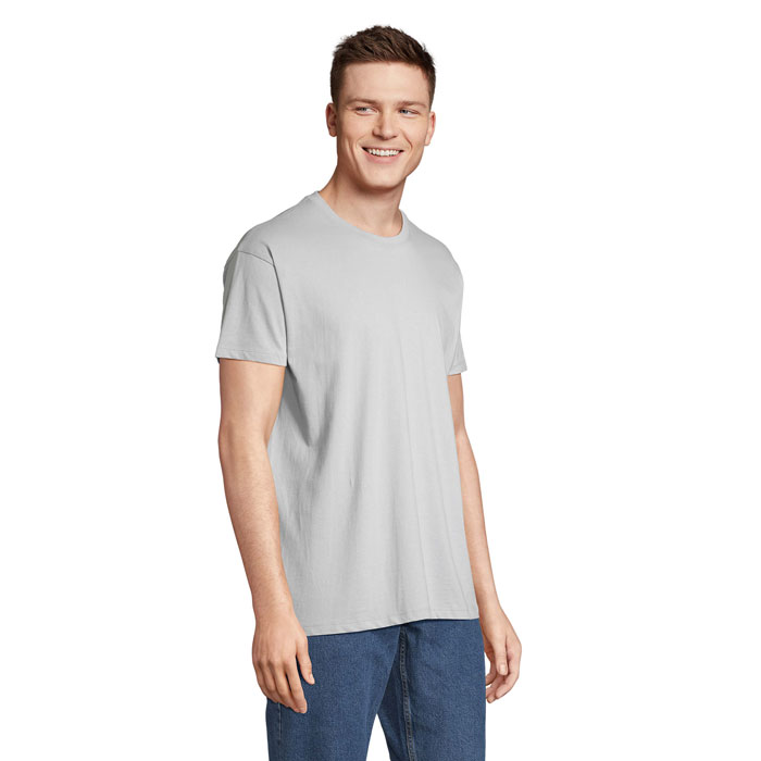 Homme portant un t-shirt gris et jean bleu