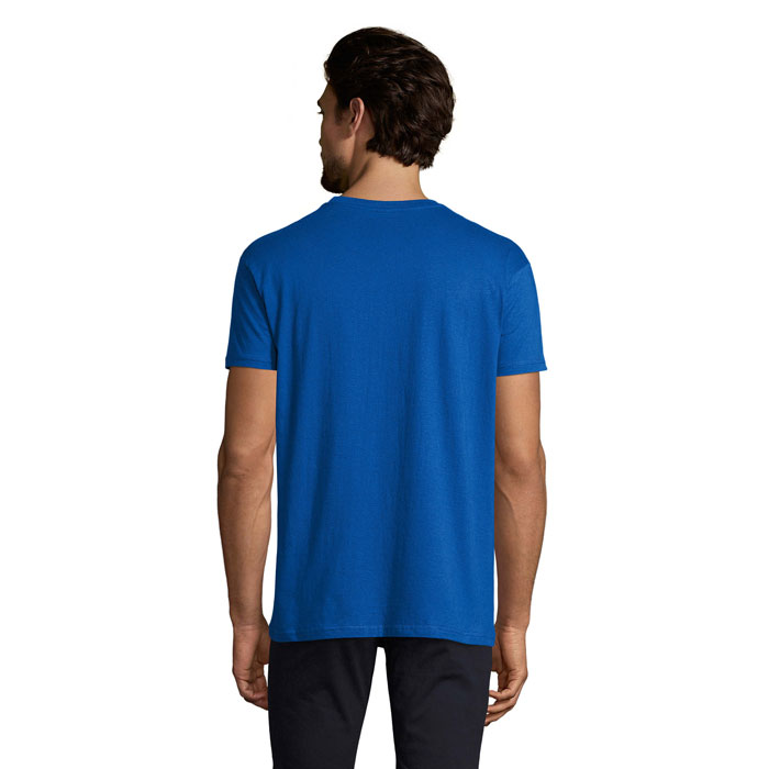 Homme portant un t-shirt bleu vu de dos