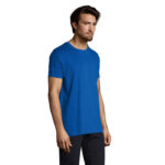 Homme portant un t-shirt bleu uni