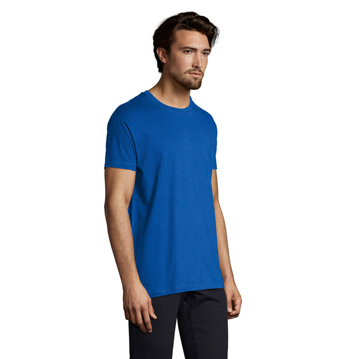 Homme portant un t-shirt bleu uni