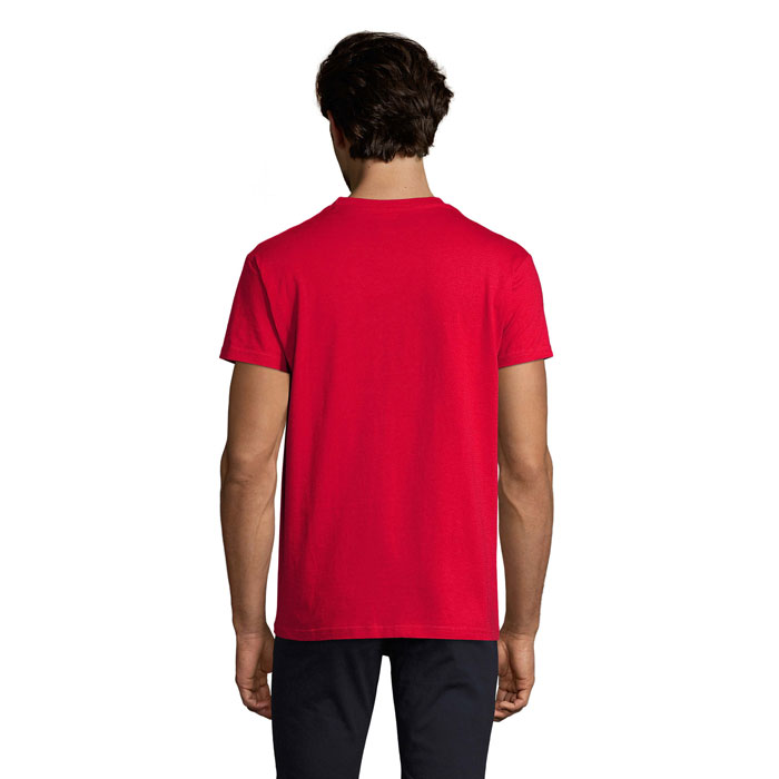 Homme portant un t-shirt rouge vu de dos