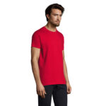Homme portant un t-shirt rouge uni
