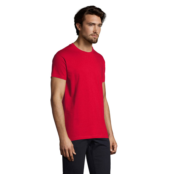 Homme portant un t-shirt rouge uni