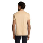 Homme portant un t-shirt beige vu de dos
