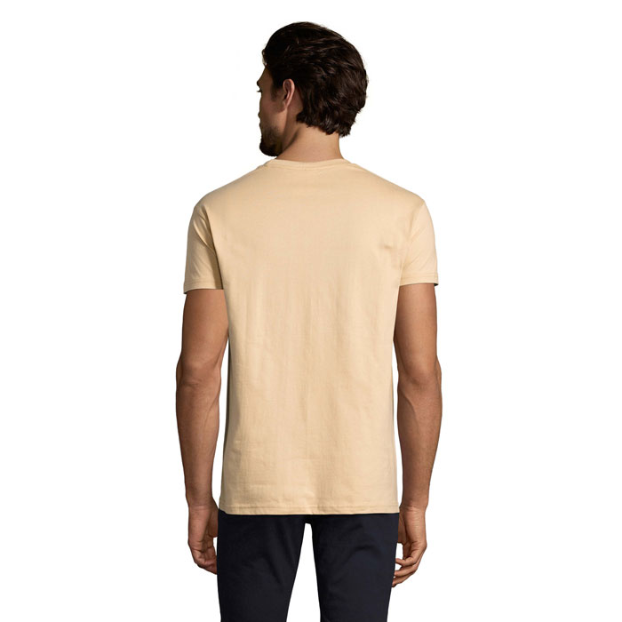 Homme portant un t-shirt beige vu de dos