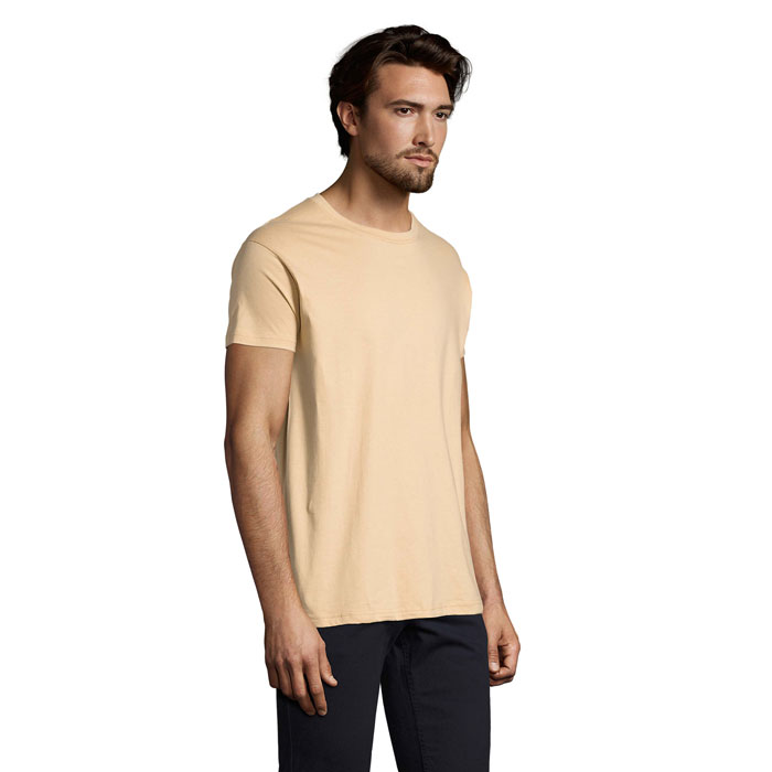 Homme portant un t-shirt beige et pantalon noir