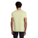 Homme portant un t-shirt jaune pâle vu de dos