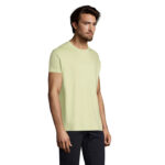 Homme portant un t-shirt jaune pâle