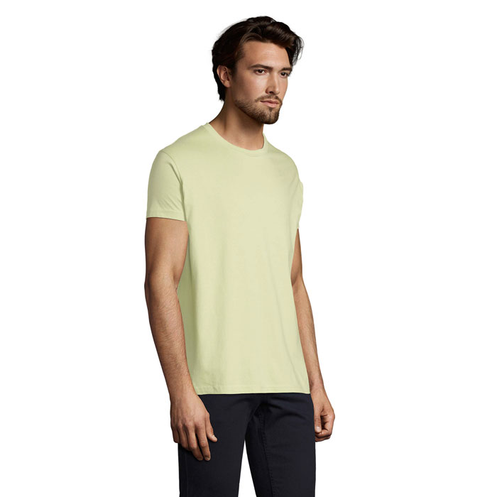 Homme portant un t-shirt jaune pâle