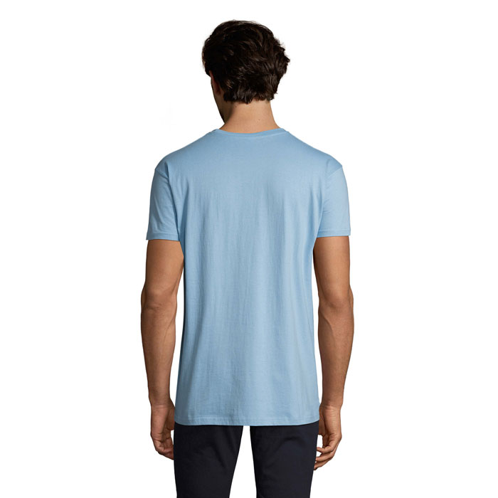 Homme portant un t-shirt bleu clair vu de dos