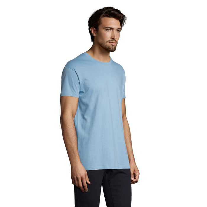 Homme portant un t-shirt bleu clair