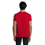 Homme portant un t-shirt rouge vu de dos