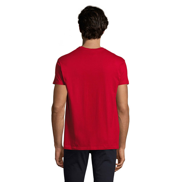 Homme portant un t-shirt rouge vu de dos