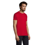 Homme portant un t-shirt rouge et pantalon noir