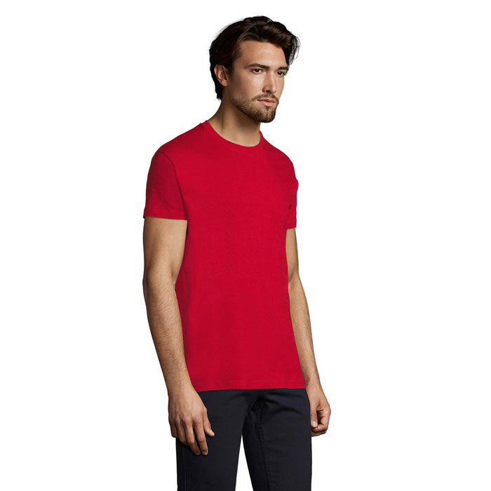 Homme portant un t-shirt rouge et pantalon noir
