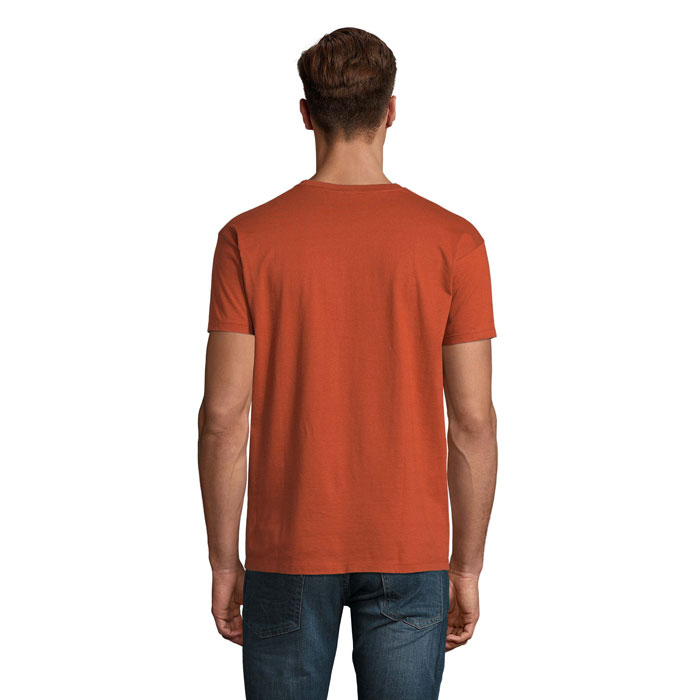 Homme portant un t-shirt orange vu de dos