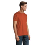 Homme portant un t-shirt orange et un jean