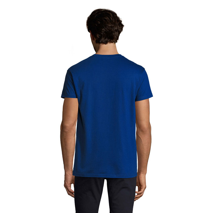 Homme portant un t-shirt bleu de dos