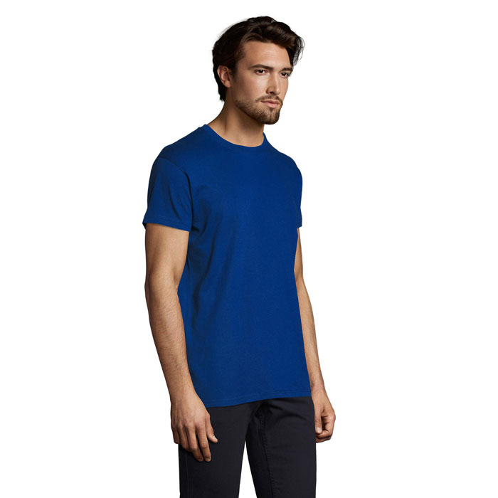 Homme portant un t-shirt bleu uni