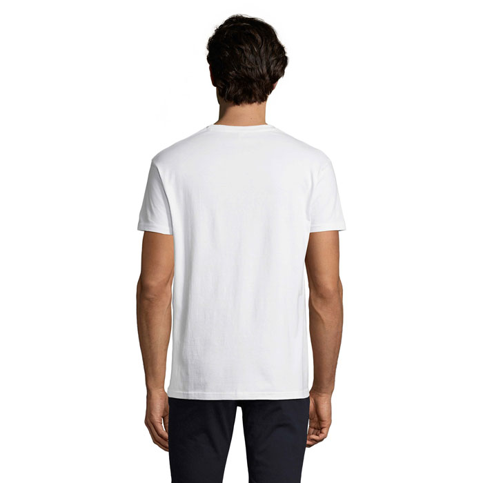 Homme portant un t-shirt blanc vu de dos
