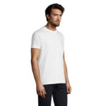 Homme portant un t-shirt blanc simple